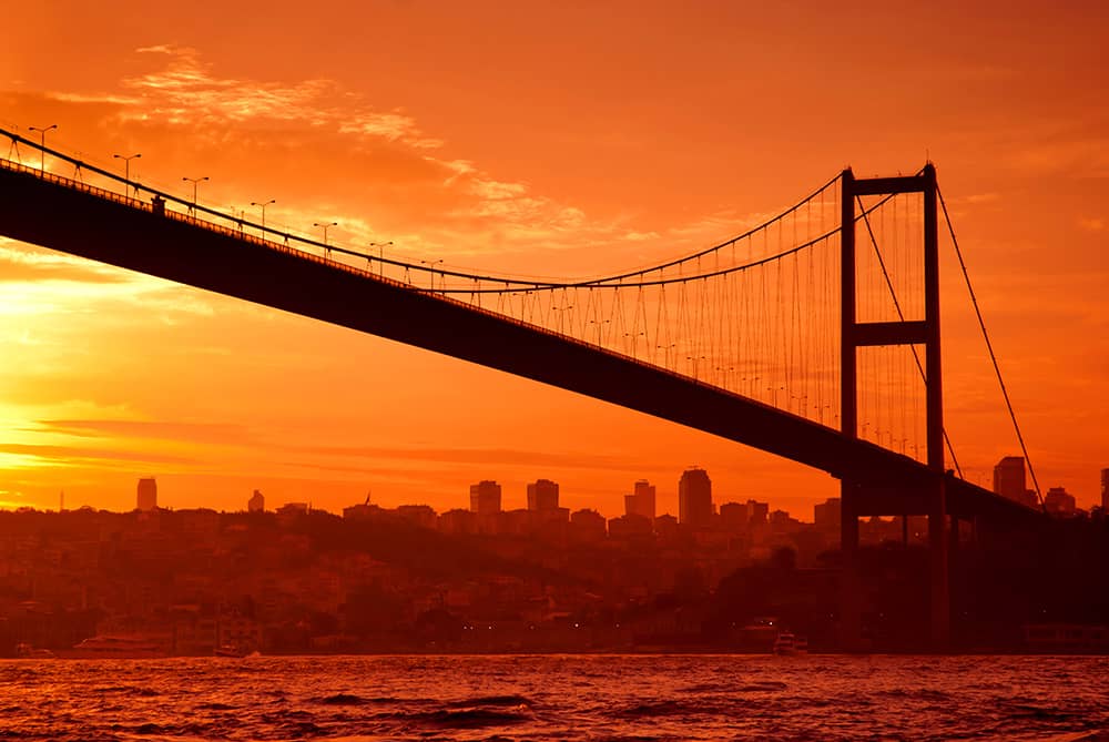 Bosporus-brug in Istanboel bij zonsondergang