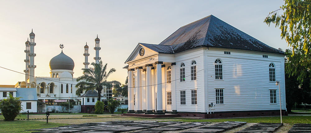 Neveh Shalom Synagoge en Moskee Kaizerstraat in Paramaribo